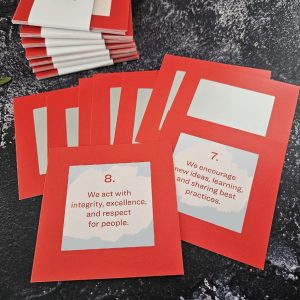 egyedi-kaparos-tombola-sorsjegy-kartya-vallalat-ceg-bolt-kollega-rendezveny-est-otlet